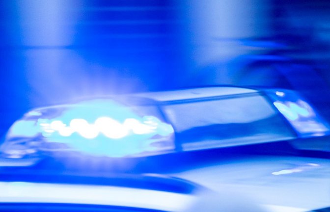 Ein Streifenwagen der Polizei ist mit Blaulicht im Einsatz. (zu dpa: «Mann soll mit Messer auf Nachbar eingestochen haben – U-Haft»)<span class='image-autor'>Jens Büttner/dpa</span>