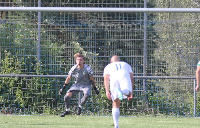Iptingens Keeper Philipp Wahl (Mitte) kassiert schon nach wenigen Minuten das erste von zwei Elfmetergegentoren von Bashkim Susuri. <span class='image-autor'>Fotos: Dittrich</span>
