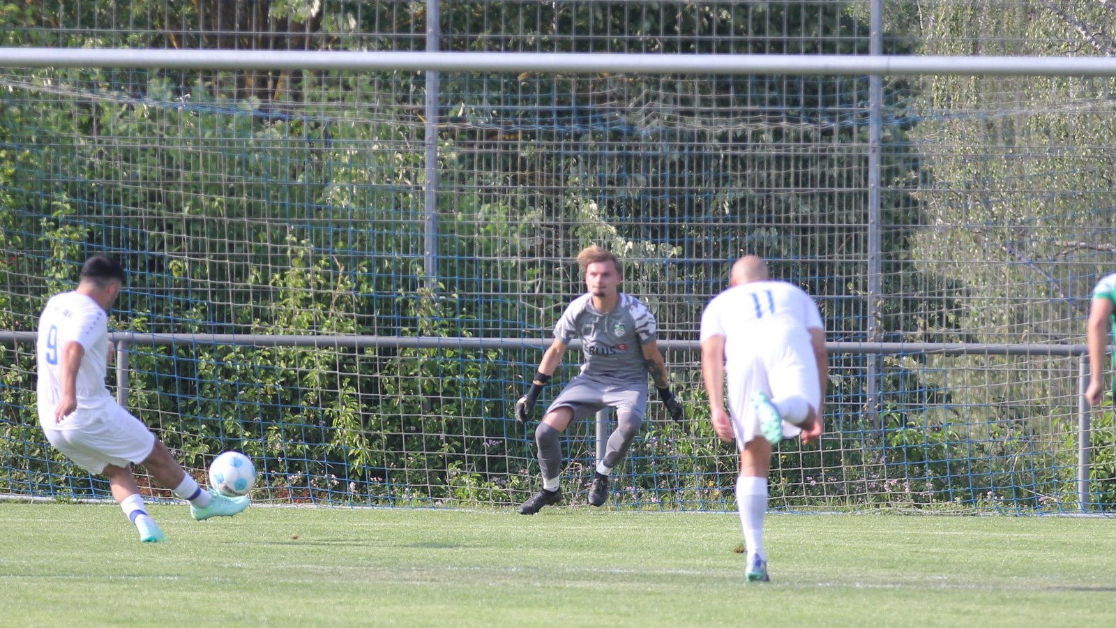 Iptingens Keeper Philipp Wahl (Mitte) kassiert schon nach wenigen Minuten das erste von zwei Elfmetergegentoren von Bashkim Susuri. Fotos: Dittrich Iptingens Keeper Philipp Wahl (Mitte) kassiert schon nach wenigen Minuten das erste von zwei Elfmetergegentoren von Bashkim Susuri. Fotos: Dittrich