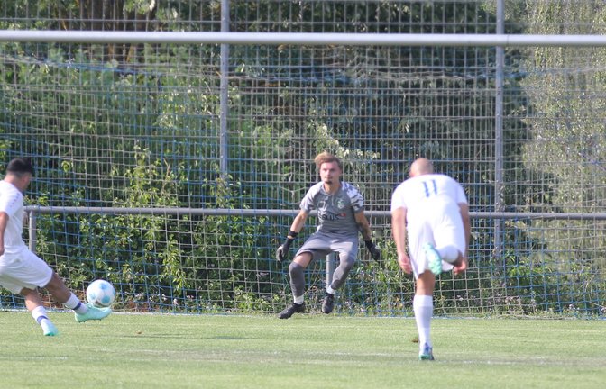 Iptingens Keeper Philipp Wahl (Mitte) kassiert schon nach wenigen Minuten das erste von zwei Elfmetergegentoren von Bashkim Susuri. <span class='image-autor'>Fotos: Dittrich</span>