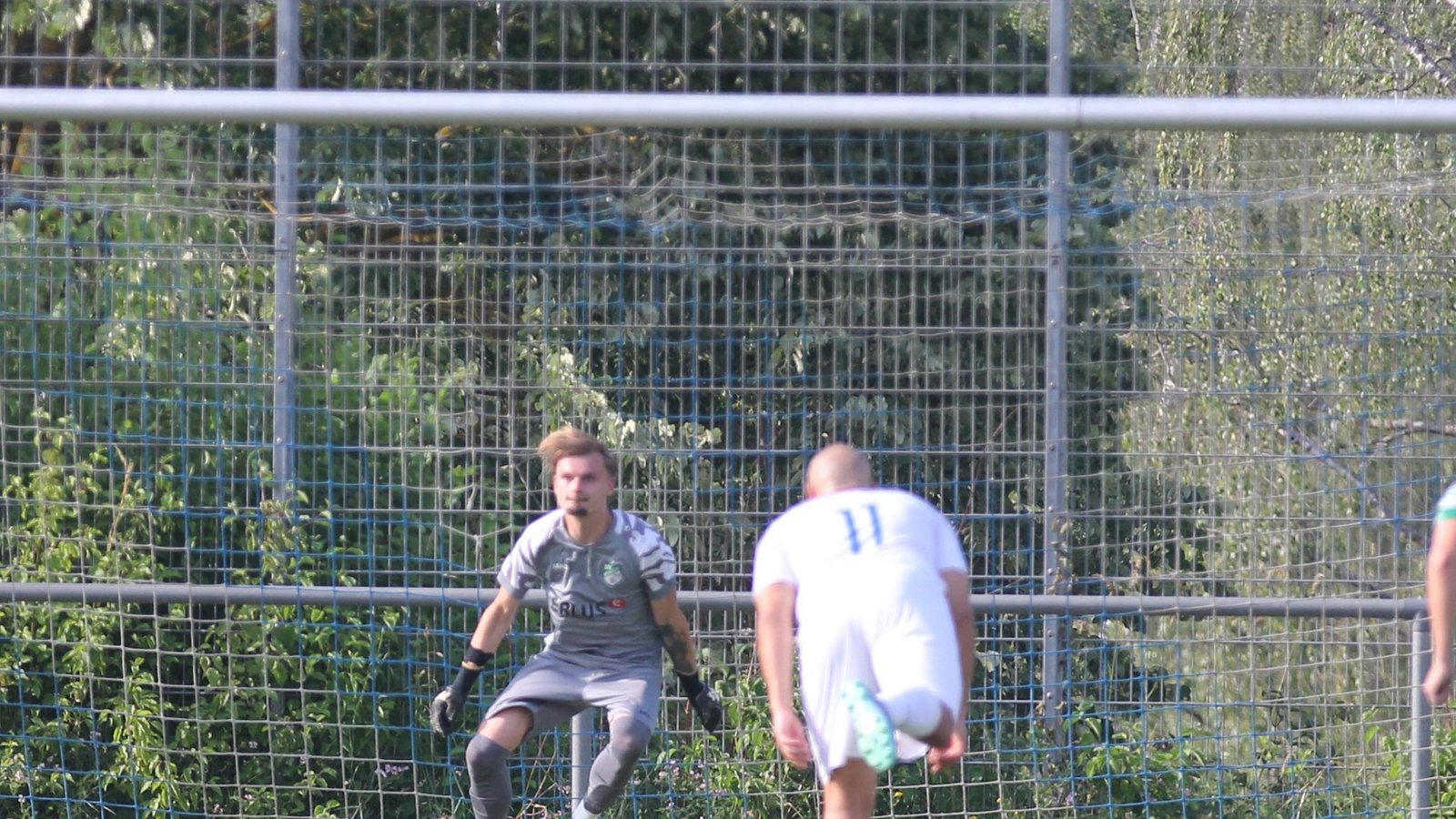 Iptingens Keeper Philipp Wahl (Mitte) kassiert schon nach wenigen Minuten das erste von zwei Elfmetergegentoren von Bashkim Susuri. Fotos: Dittrich Iptingens Keeper Philipp Wahl (Mitte) kassiert schon nach wenigen Minuten das erste von zwei Elfmetergegentoren von Bashkim Susuri. Fotos: Dittrich