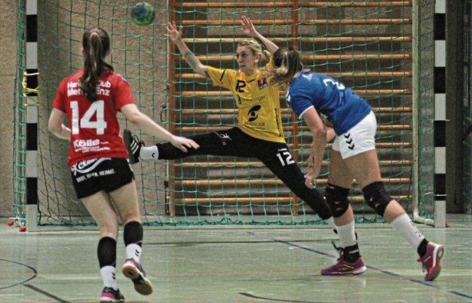 Sandra Gattkowski (Mitte) kehrt nach Babypause wieder ins Tor der Bezirksklasse-Handballerinnen des HC Metter-Enz zurück. Foto: Archiv/Nachreiner