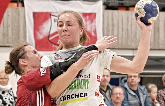 Ann Kynast (rechts) ist kaum zu stoppen. Mit 127 Treffern führt sie die vereinsintere Torschützenliste beim VfL Waiblingen an. Foto: Steinemann