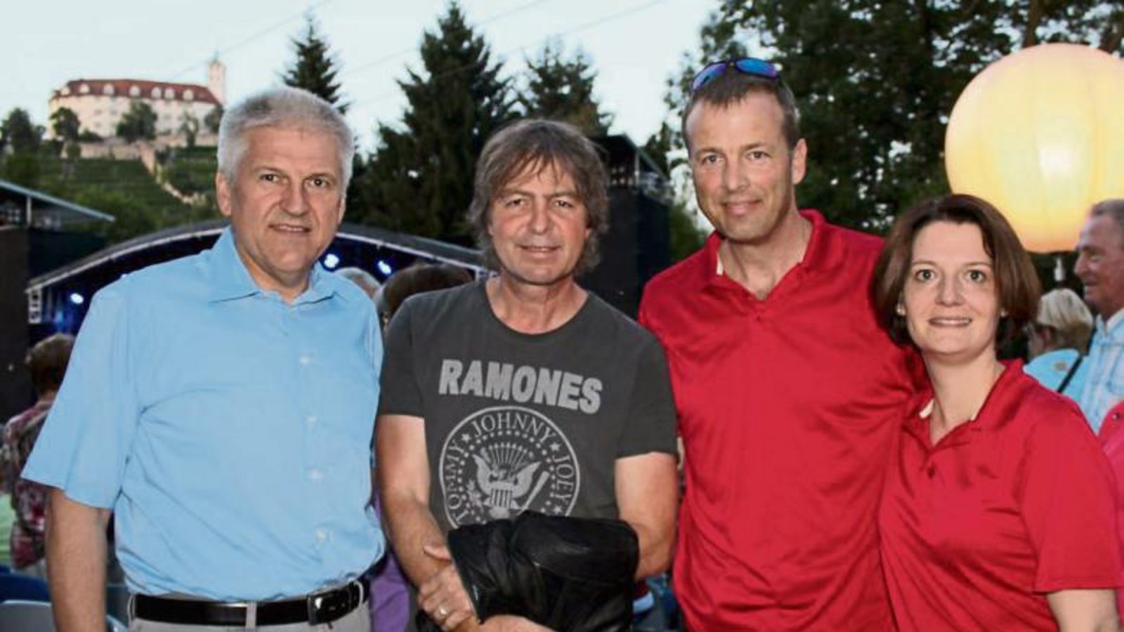 Nicht nur Oberbürgermeister Gerd Maisch (links), Heiko Deichmann (Zweiter von rechts) und Julia Dorda lassen sich den Auftritt von Marshall & Alexander nicht entgehen: Auch Peter Freudenthaler von der Gruppe Fools Garden schaute sich das Konzert an. Fotos: Friedrich