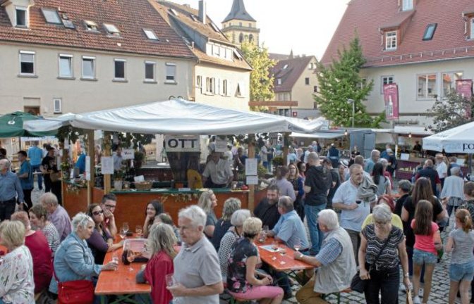 Viele Besucher genießen die entspannte Atmosphäre im Weindörfle . Fotos: Friedrich
