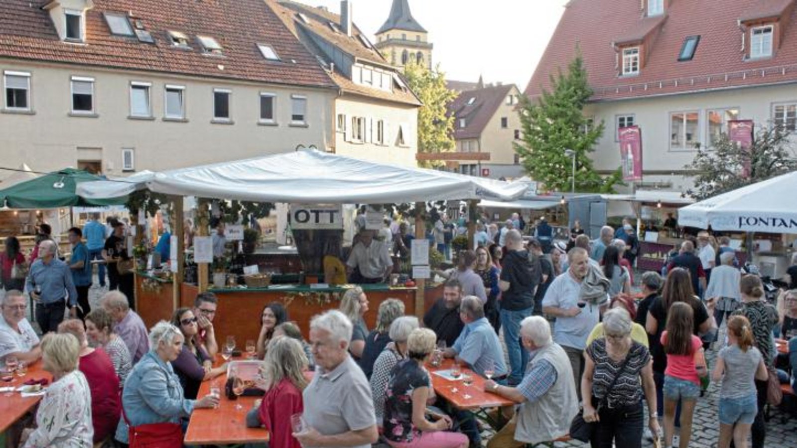 Viele Besucher genießen die entspannte Atmosphäre im Weindörfle . Fotos: Friedrich Viele Besucher genießen die entspannte Atmosphäre im Weindörfle . Fotos: Friedrich
