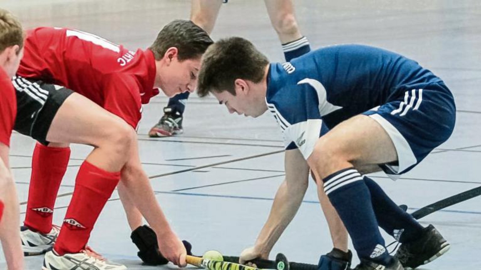 Philipp Gerstung (rechts) trug sich in der Partie gegen Normannia Gmünd noch in die Torschützenliste ein. Gegen den HC Lahr II musste er dann verletzt das Spielfeld verlassen. Foto: Archiv/Simecek Philipp Gerstung (rechts) trug sich in der Partie gegen Normannia Gmünd noch in die Torschützenliste ein. Gegen den HC Lahr II musste er dann verletzt das Spielfeld verlassen. Foto: Archiv/Simecek