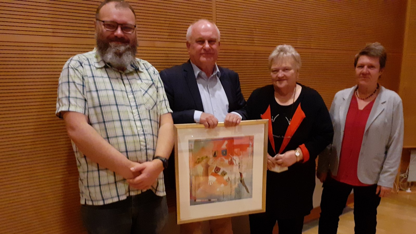 Der Zweite Vorsitzende der SKS, Matthias Jauß (links), der Erste Vorsitzende Heiner Bierbrodt und Schriftführerin Elli Binkele (rechts) gratulierten Schatzmeisterin Sybille Jauß. Foto: Glemser Der Zweite Vorsitzende der SKS, Matthias Jauß (links), der Erste Vorsitzende Heiner Bierbrodt und Schriftführerin Elli Binkele (rechts) gratulierten Schatzmeisterin Sybille Jauß. Foto: Glemser