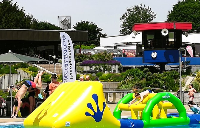 Der Förderverein macht’s möglich: Spaß mit dem Wasserparcours im Vaihinger Enztalbad beim Kindernachmittag. <span class='image-autor'>Foto: Arning</span>