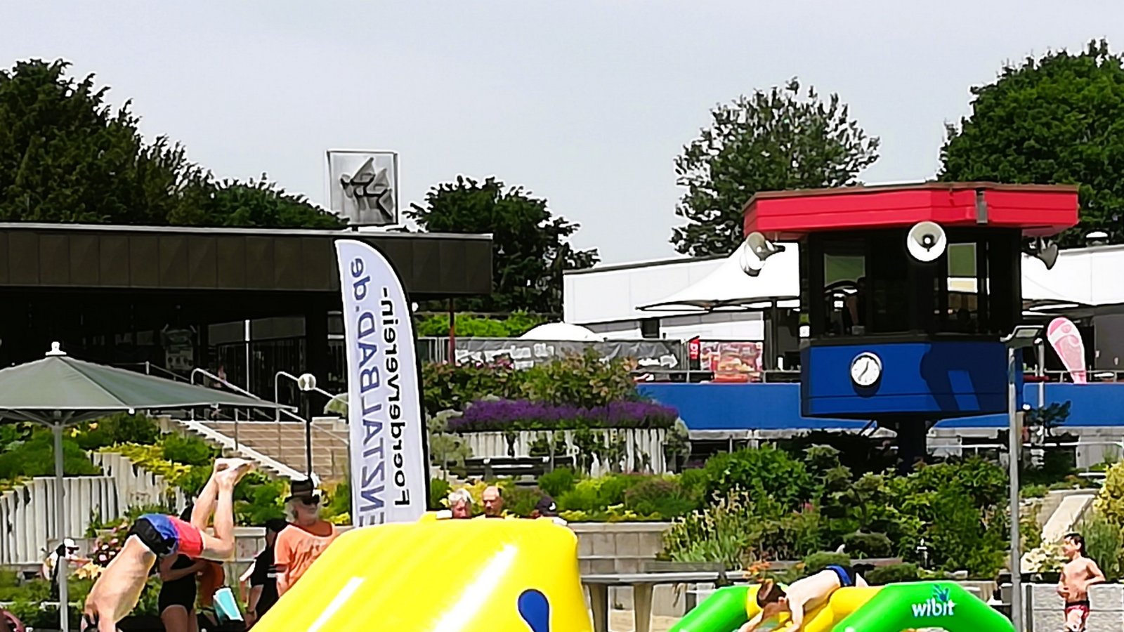 Der Förderverein macht’s möglich: Spaß mit dem Wasserparcours im Vaihinger Enztalbad beim Kindernachmittag. Foto: Arning