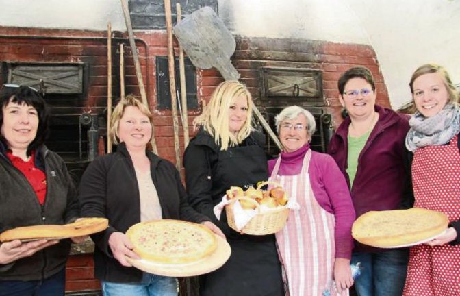 Trotz eines Ofens, der zunächst nicht richtig ziehen wollte, haben die Gündelbacher Landfrauen am Samstag ihren Backhausverkauf veranstaltet. Morgens um 5.30 Uhr wurde das Feuer angefacht. 30 Vereinsmitglieder und Helfer haben dann im Holzofen Dutzende bereits am Vortrag vorgebackene Kartoffel- und Zwiebelkuchen sowie Hunderte frische Laugenweckle und Kimmichplätz zubereitet.  Foto: Banholzer