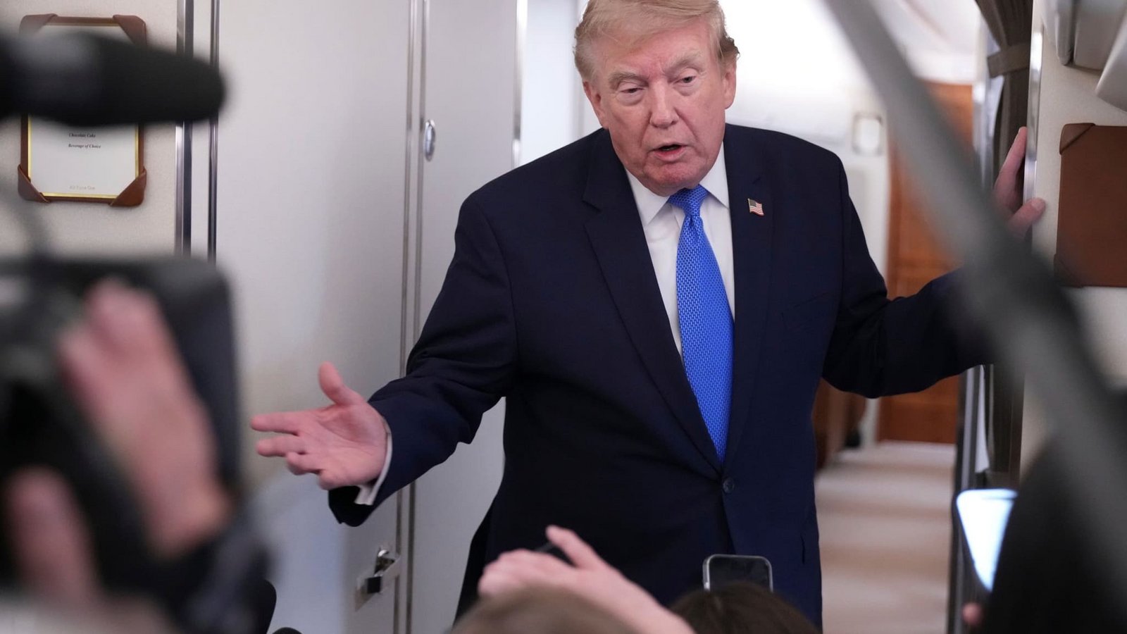 US-Präsident Donald Trump spricht auf dem Rückweg ins Weiße Haus an Bord der Air Force One mit Reportern. (zu dpa: «Ölpreis sinkt nach Trumps abgesagtem Iran-Angriff deutlich»)Jacquelyn Martin/AP/dpa