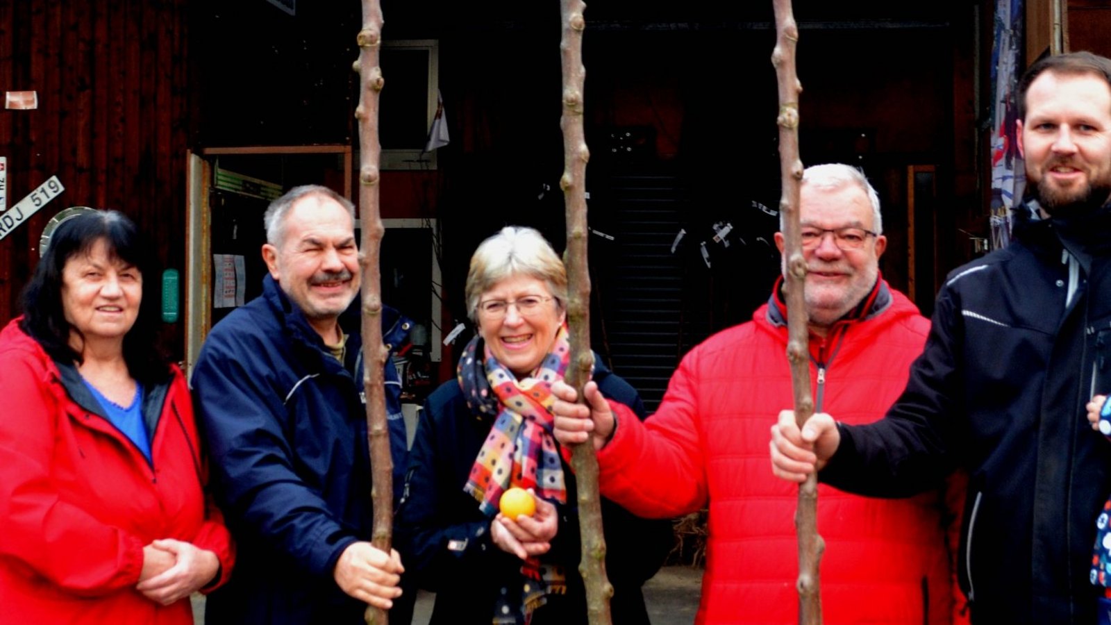 Cornelia Schuler (Mitte) und Daniel Schuler (rechts, mit Sohn Theo) gaben kürzlich die ersten Bäume an Annette Schäfer, (v.l.), Klaus Flumm und Helmut Härtter aus.  Fotos: Stahlfeld
