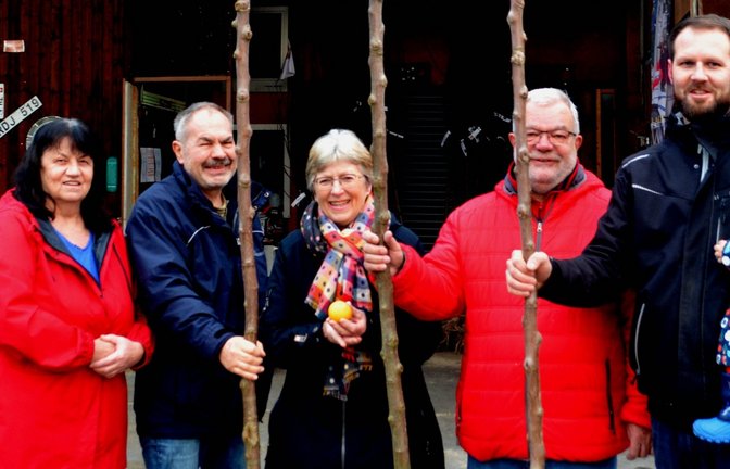 Cornelia Schuler (Mitte) und Daniel Schuler (rechts, mit Sohn Theo) gaben kürzlich die ersten Bäume an Annette Schäfer, (v.l.), Klaus Flumm und Helmut Härtter aus.  <span class='image-autor'>Fotos: Stahlfeld</span>