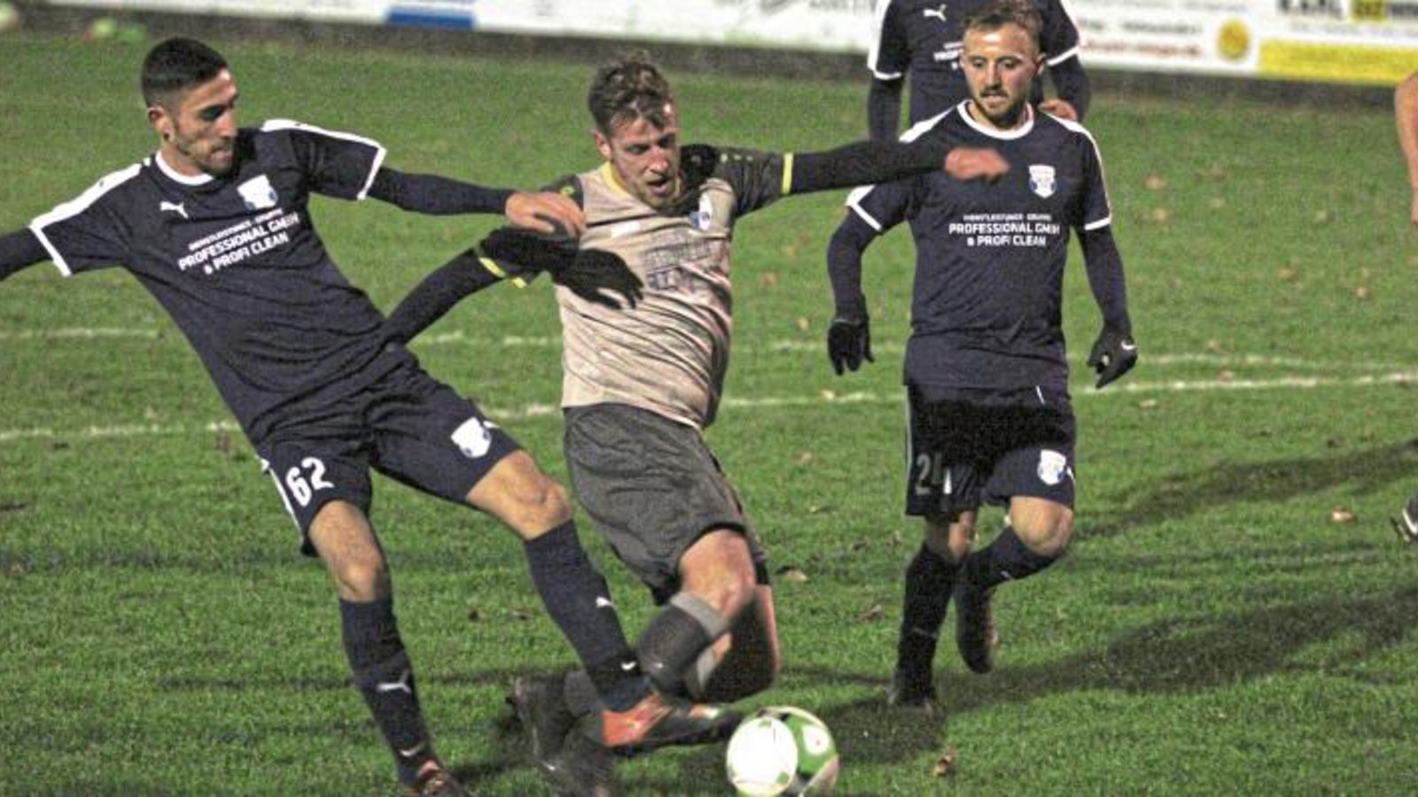 Marcus Deffner (Mitte) hatte die erste Chance für die SGM Roßwag/Mühlhausen. Foto: Nachreiner Marcus Deffner (Mitte) hatte die erste Chance für die SGM Roßwag/Mühlhausen. Foto: Nachreiner