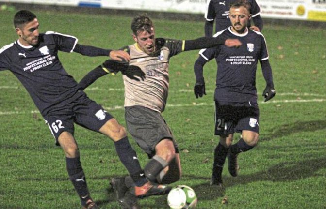 Marcus Deffner (Mitte) hatte die erste Chance für die SGM Roßwag/Mühlhausen. Foto: Nachreiner