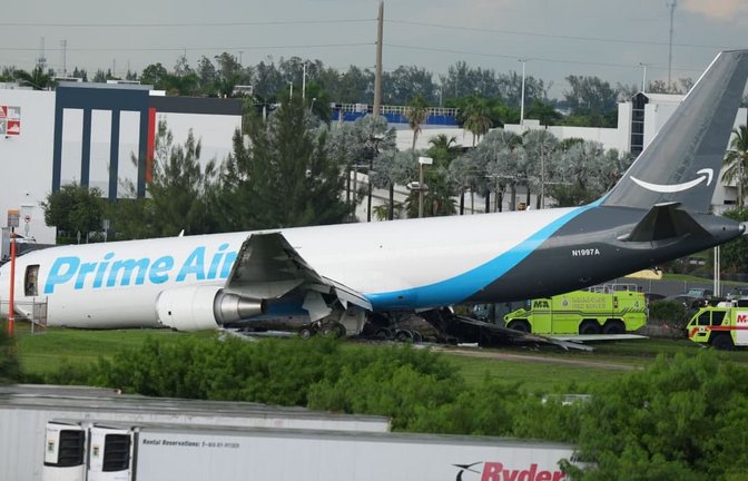 Ein Amazon-Frachtflugzeug steht auf dem Miami International Airport, nachdem es über die Landebahn hinausgeschossen war.<span class='image-autor'>Lynne Sladky/AP/dpa</span>