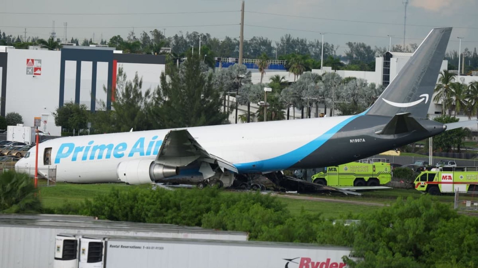 Ein Amazon-Frachtflugzeug steht auf dem Miami International Airport, nachdem es über die Landebahn hinausgeschossen war.Lynne Sladky/AP/dpa Ein Amazon-Frachtflugzeug steht auf dem Miami International Airport, nachdem es über die Landebahn hinausgeschossen war.Lynne Sladky/AP/dpa