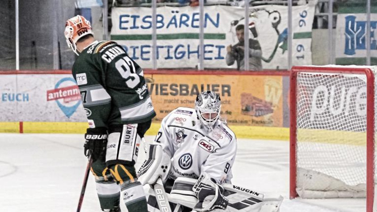 An Huskies-Torwart Marcel Melichercik (rechts) war kaum ein Vorbeikommen. Foto: Simecek An Huskies-Torwart Marcel Melichercik (rechts) war kaum ein Vorbeikommen. Foto: Simecek