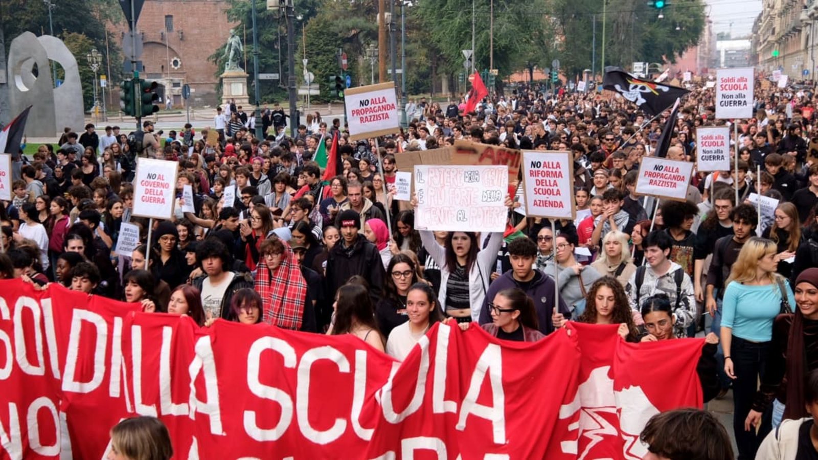 Schüler fordern bei einer Kundgebung, Geld für Schulen statt für den Krieg auszugeben. Aus Protest gegen die Zustände an den Schulen sind auch in mehreren Städten Italiens Schüler auf die Straße gegangen (Archivfoto).Costantino Sergi/IPA via ZUMA Press/dpa Schüler fordern bei einer Kundgebung, Geld für Schulen statt für den Krieg auszugeben. Aus Protest gegen die Zustände an den Schulen sind auch in mehreren Städten Italiens Schüler auf die Straße gegangen (Archivfoto).Costantino Sergi/IPA via ZUMA Press/dpa