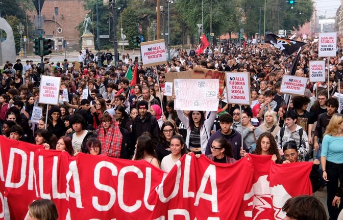 Schüler fordern bei einer Kundgebung, Geld für Schulen statt für den Krieg auszugeben. Aus Protest gegen die Zustände an den Schulen sind auch in mehreren Städten Italiens Schüler auf die Straße gegangen (Archivfoto).<span class='image-autor'>Costantino Sergi/IPA via ZUMA Press/dpa</span>