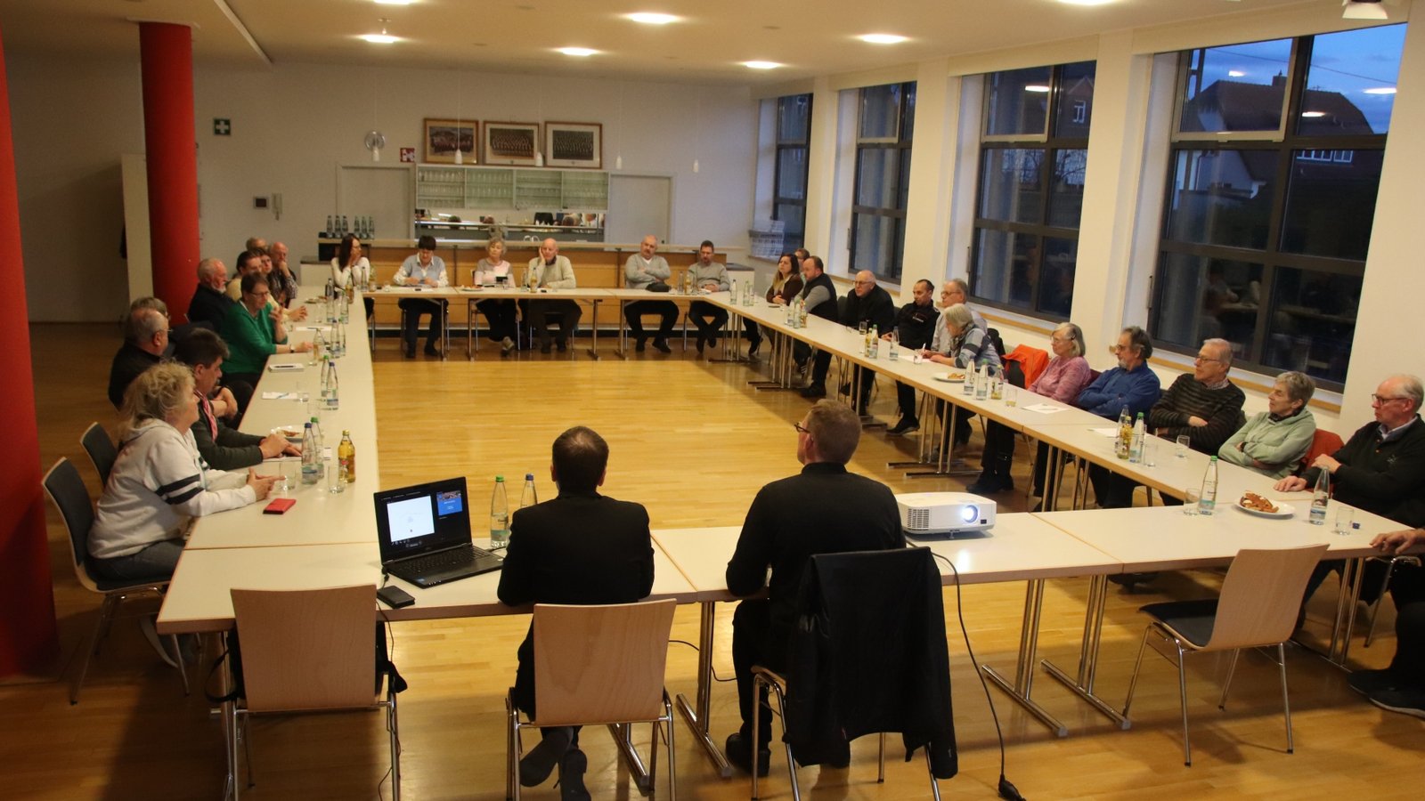 Der Runde Tisch im Löwensaal der Stadthalle: Wer kann sich eine Mitarbeit in einem Verein vorstellen?  Foto: Arning