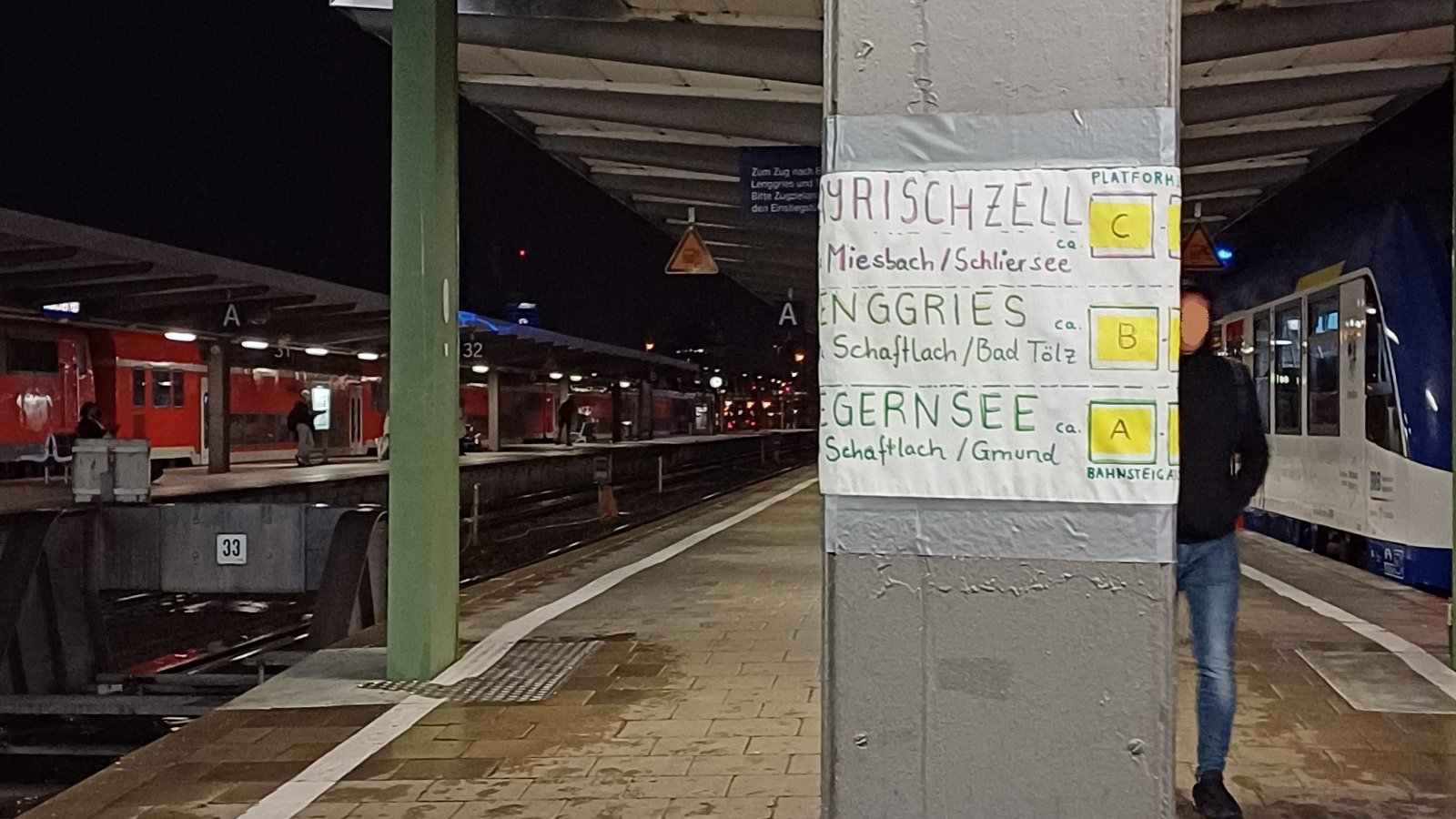 Am Münchner Hauptbahnhof weist ein handschriftlicher Zettel darauf hin, dass Fahrgäste mit Ziel Gmund bei „circa A“ einstiegen sollten. Foto: Rücker