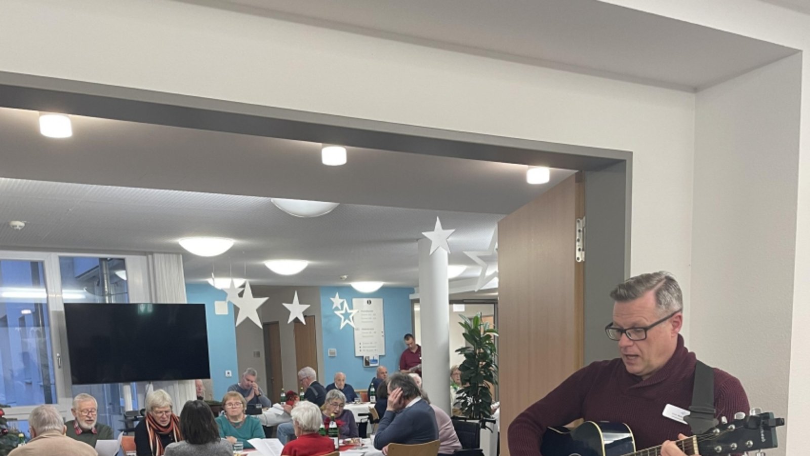 Gemeinsames Singen mit Uwe Metz im Hochdorfer Pflegeheim. Foto: p Gemeinsames Singen mit Uwe Metz im Hochdorfer Pflegeheim. Foto: p