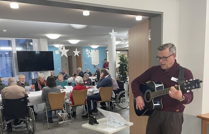 Gemeinsames Singen mit Uwe Metz im Hochdorfer Pflegeheim. <span class='image-autor'>Foto: p</span>
