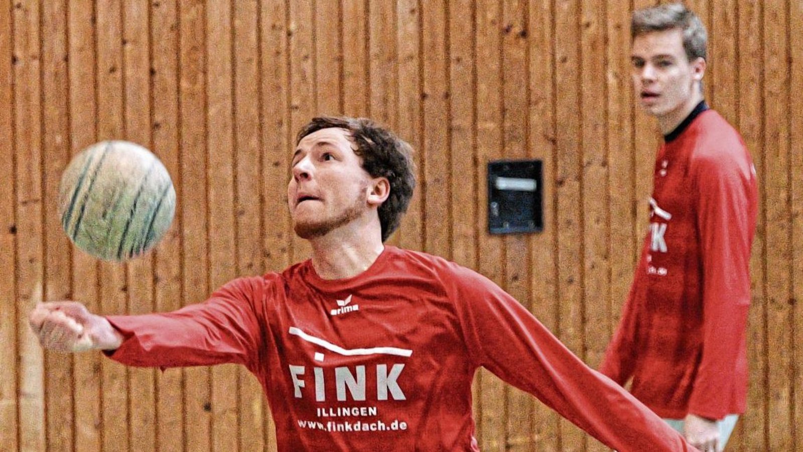 Mit Felix Schindler (am Ball) fährt die dritte Mannschaft des TV Vaihingen zu den Aufstiegsspielen in die 2. Faustball-Bundesliga Süd. Foto: Leitner Mit Felix Schindler (am Ball) fährt die dritte Mannschaft des TV Vaihingen zu den Aufstiegsspielen in die 2. Faustball-Bundesliga Süd. Foto: Leitner