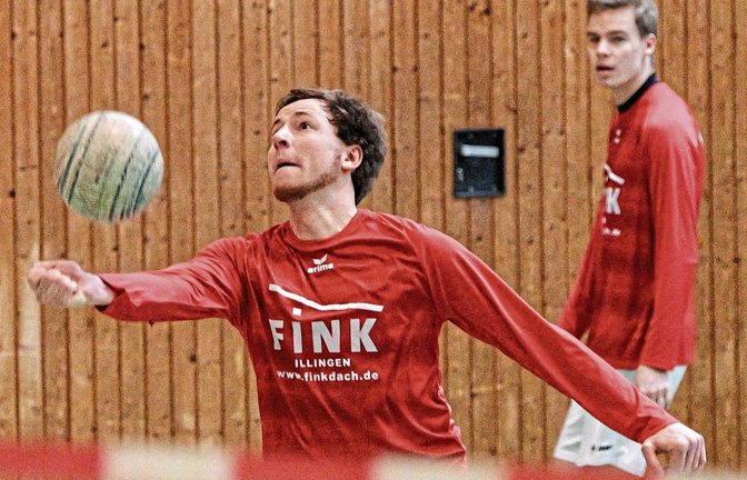 Mit Felix Schindler (am Ball) fährt die dritte Mannschaft des TV Vaihingen zu den Aufstiegsspielen in die 2. Faustball-Bundesliga Süd. Foto: Leitner