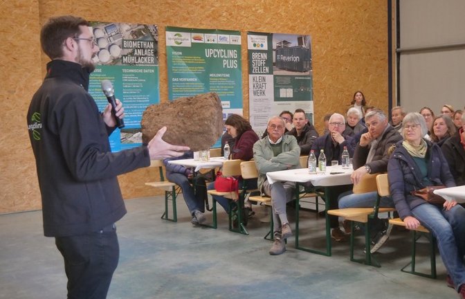 Fabian Geltz erläutert den Besuchern, wie aus Gärresten ein wertvolles Torf-Ersatzprodukt geschaffen wird.  <span class='image-autor'>Foto: Friedrich</span>