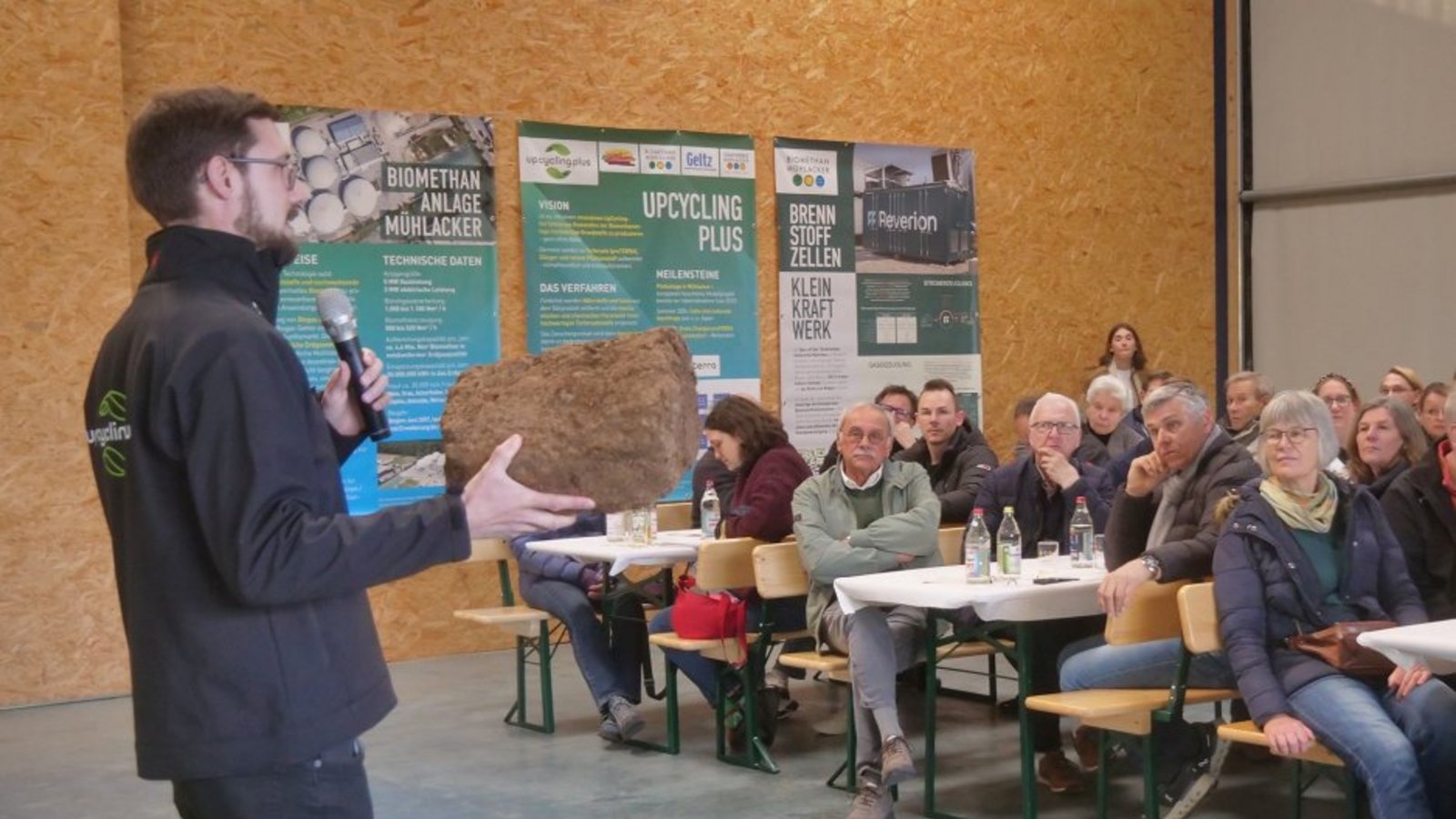 Fabian Geltz erläutert den Besuchern, wie aus Gärresten ein wertvolles Torf-Ersatzprodukt geschaffen wird.  Foto: Friedrich