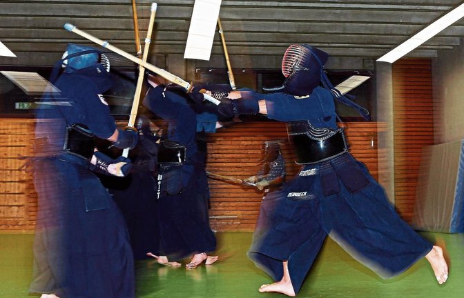 Es geht zur Sache: Kendo-Training in der Hugo-Kunzi-Halle in Feuerbach.  Fotos: Baumann