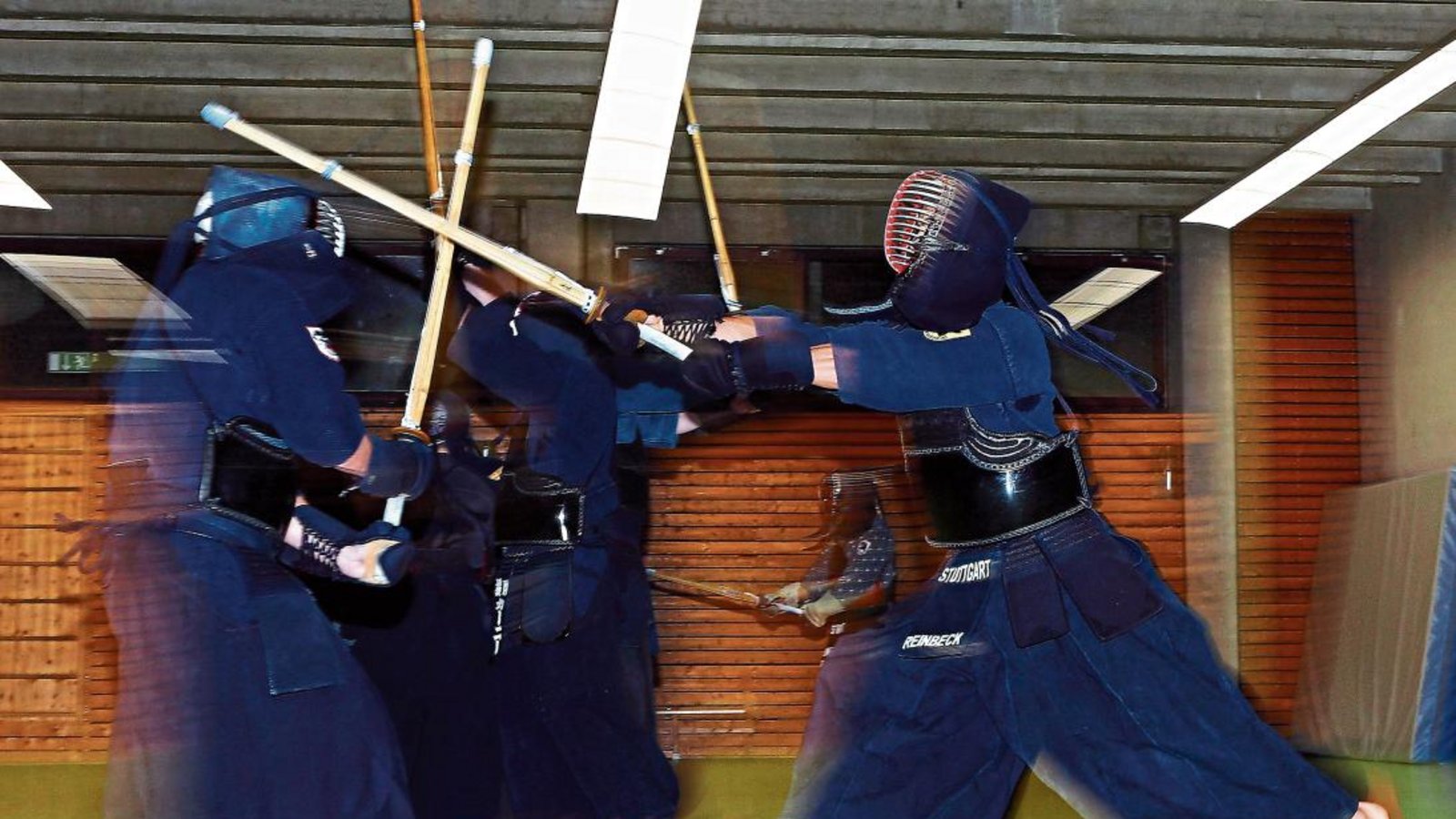 Es geht zur Sache: Kendo-Training in der Hugo-Kunzi-Halle in Feuerbach. Fotos: Baumann Es geht zur Sache: Kendo-Training in der Hugo-Kunzi-Halle in Feuerbach. Fotos: Baumann
