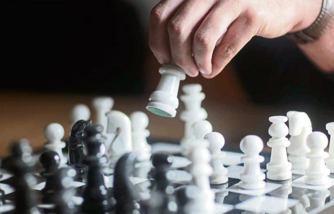 Zu lange dürfen sich die Teilnehmer am VKZ-Duell nicht zum Überlegen Zeit nehmen. Bis Dienstag 17 Uhr müssen die Lösungszüge in der Redaktion eingetroffen sein. Foto: Archiv/Küppers