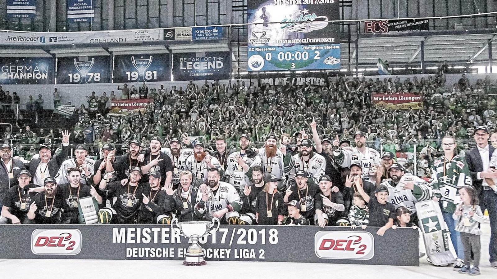 Die Bietigheim Steelers feiern zum Abschied von Trainer Kevin Gaudet den dritten DEL-2-Titel unter dem 54 Jahre alten Kanadier. Fotos: Simecek Die Bietigheim Steelers feiern zum Abschied von Trainer Kevin Gaudet den dritten DEL-2-Titel unter dem 54 Jahre alten Kanadier. Fotos: Simecek