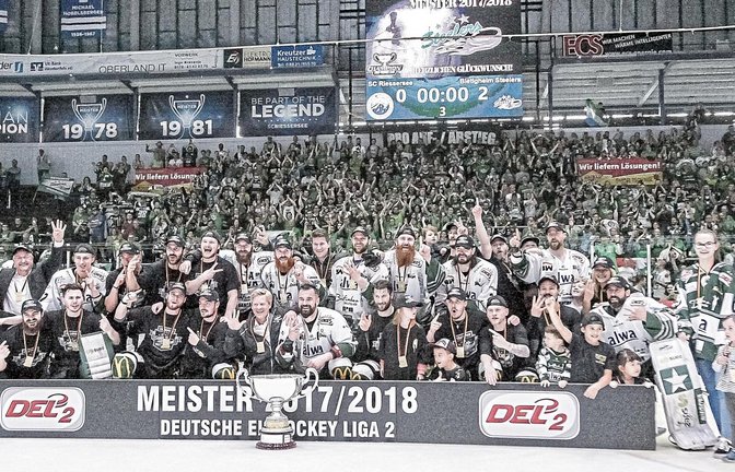 Die Bietigheim Steelers feiern zum Abschied von Trainer Kevin Gaudet den dritten DEL-2-Titel unter dem 54 Jahre alten Kanadier. Fotos: Simecek