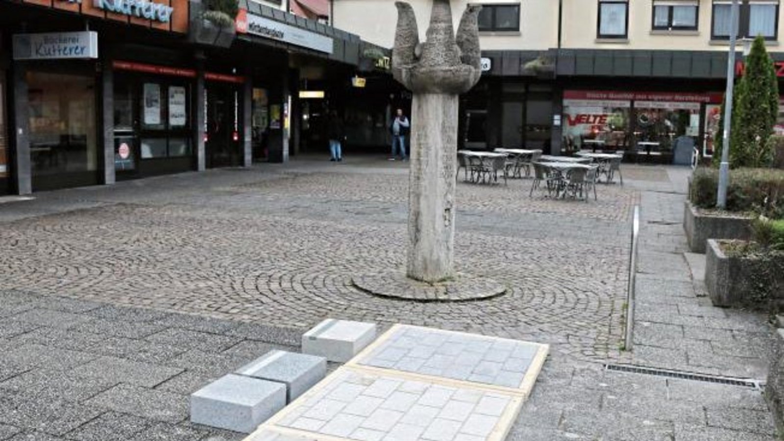 Die Gemeinde Sersheim plant für 2020 die barrierefreie Umgestaltung des Marktes. Damit sich die Bürger ein Bild von der künftigen Oberflächengestaltung machen können, sind in dieser Woche Musterflächen vor Ort aufgestellt. Foto: Bögel Die Gemeinde Sersheim plant für 2020 die barrierefreie Umgestaltung des Marktes. Damit sich die Bürger ein Bild von der künftigen Oberflächengestaltung machen können, sind in dieser Woche Musterflächen vor Ort aufgestellt. Foto: Bögel