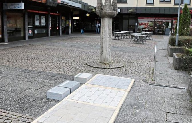 Die Gemeinde Sersheim plant für 2020 die barrierefreie Umgestaltung des Marktes. Damit sich die Bürger ein Bild von der künftigen Oberflächengestaltung machen können, sind in dieser Woche Musterflächen vor Ort aufgestellt. Foto: Bögel