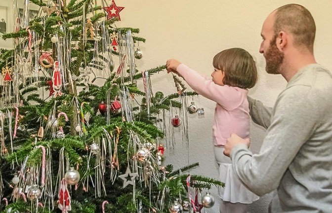 Marcus Sommerfeld schmückt mit Tochter Heidi den Weihnachtsbaum. Familie ist dem Eishockey-Profi der Bietigheim Steelers ganz wichtig. Foto: Simecek