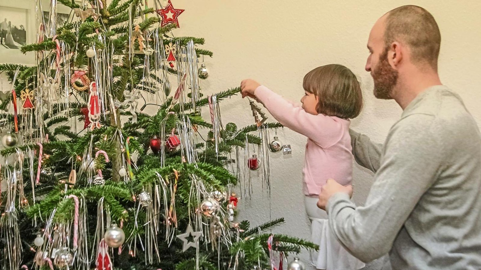 Marcus Sommerfeld schmückt mit Tochter Heidi den Weihnachtsbaum. Familie ist dem Eishockey-Profi der Bietigheim Steelers ganz wichtig. Foto: Simecek