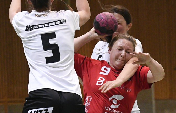 Nichts geschenkt bekommen werden Lisa Schwarz (Mitte) und die HCME-Handballerinnen beim Spitzenreiter TV Möglingen II. <span class='image-autor'>Foto: Leitner</span>