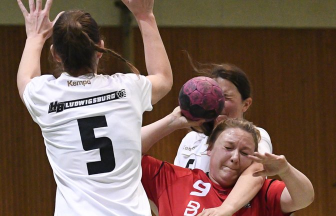 Nichts geschenkt bekommen werden Lisa Schwarz (Mitte) und die HCME-Handballerinnen beim Spitzenreiter TV Möglingen II. <span class='image-autor'>Foto: Leitner</span>