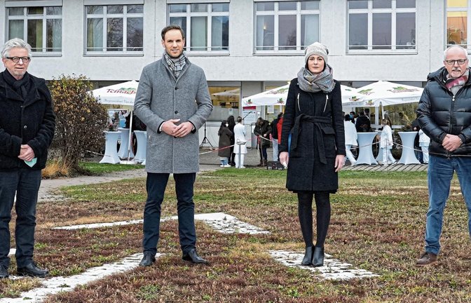 Abschied aus Bietigheim-Bissingen: von links Professor Dr. Jörg Martin, Nicolai Stolzenberger, Anne Matros und Professor Dr. Dieter Birk, Ärztlicher Sprecher. Foto: rkh
