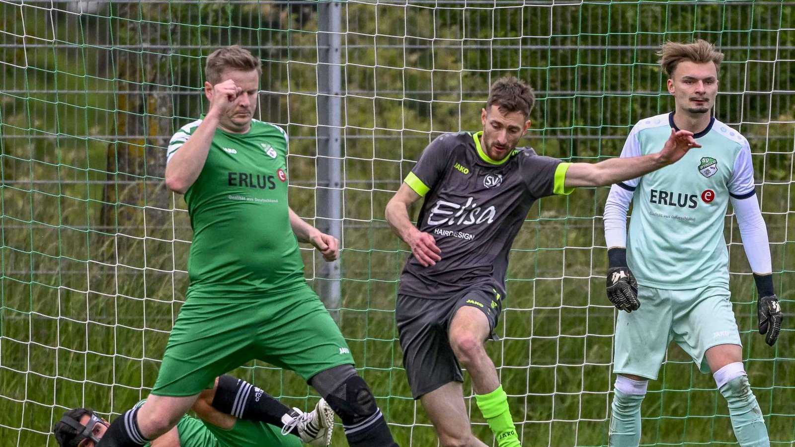 So richtig rund läuft es noch nicht bei Jens Schrodt (links), Keeper Philipp Wahl (rechts) und dem SV Iptingen. Foto: Leitner