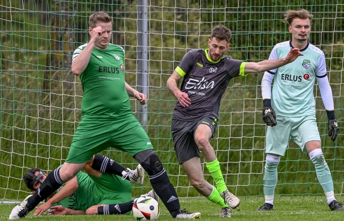So richtig rund läuft es noch nicht bei Jens Schrodt (links), Keeper Philipp Wahl (rechts) und dem SV Iptingen. <span class='image-autor'>Foto: Leitner</span>