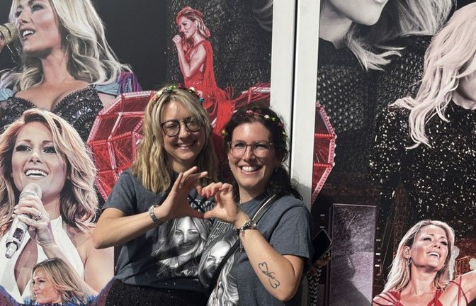 Fan-Party in Stuttgart: Larissa Simon (links) und Romina Herbst feiern schon vor dem Auftritt von Helene Fischer.<span class='image-autor'>Foto: Swantje Kubillus</span>
