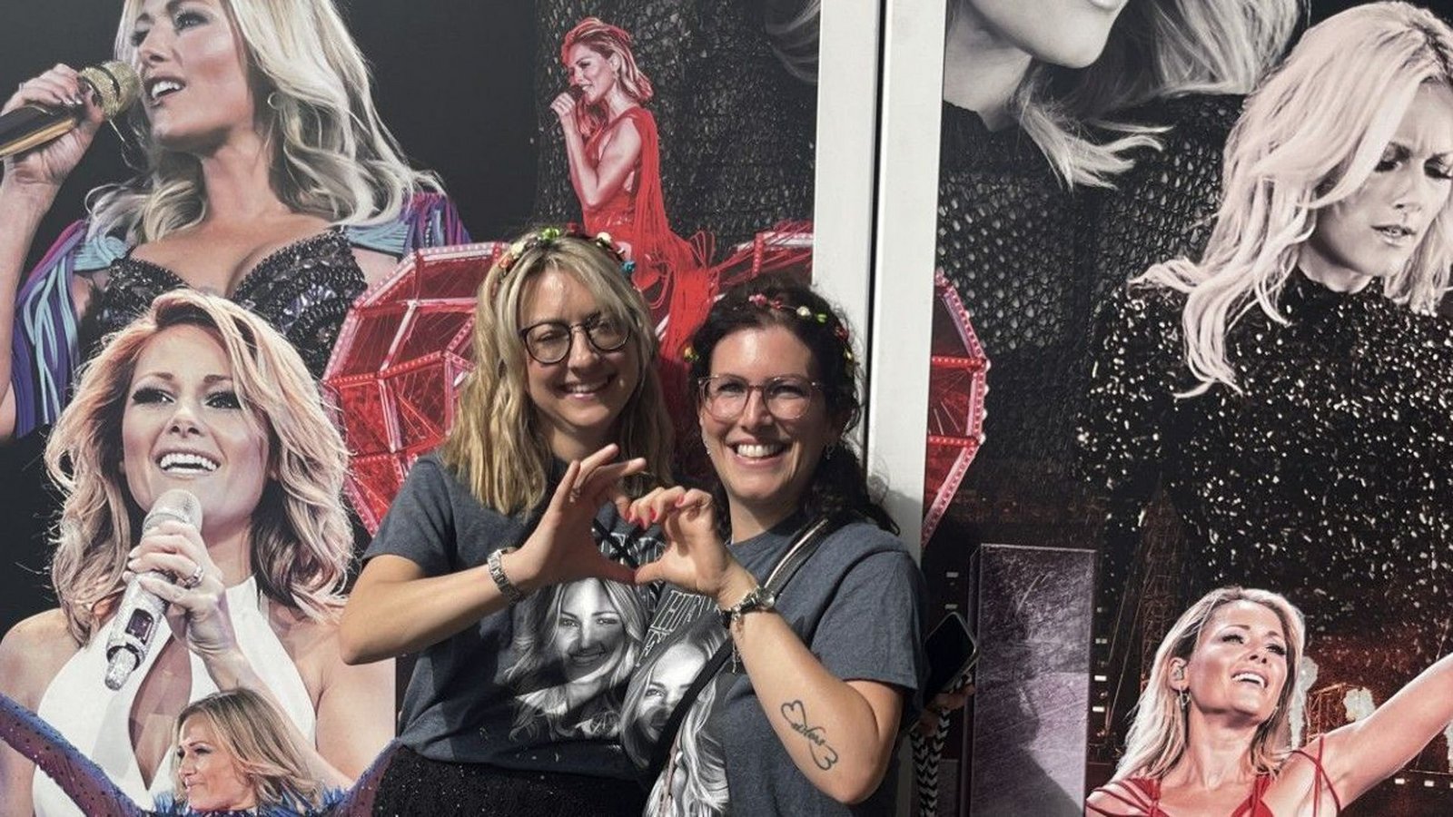 Fan-Party in Stuttgart: Larissa Simon (links) und Romina Herbst feiern schon vor dem Auftritt von Helene Fischer.Foto: Swantje Kubillus Fan-Party in Stuttgart: Larissa Simon (links) und Romina Herbst feiern schon vor dem Auftritt von Helene Fischer.Foto: Swantje Kubillus