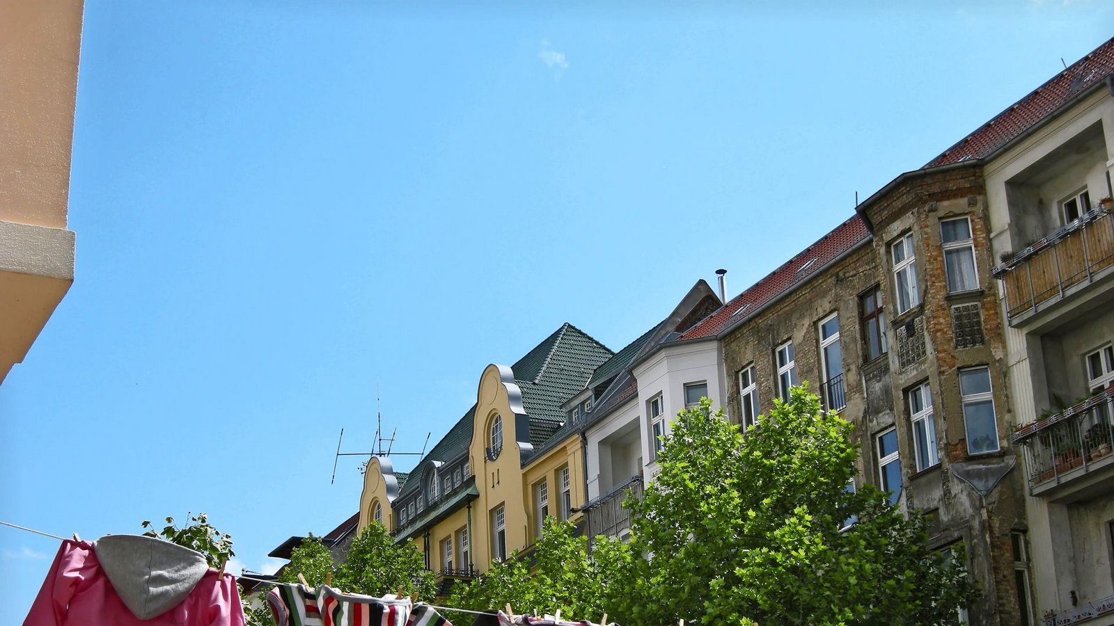 Wäscheleine statt Trockner: das spart Energie – und auch Geld.Foto: Stock Adobe/ArTo Wäscheleine statt Trockner: das spart Energie – und auch Geld.Foto: Stock Adobe/ArTo
